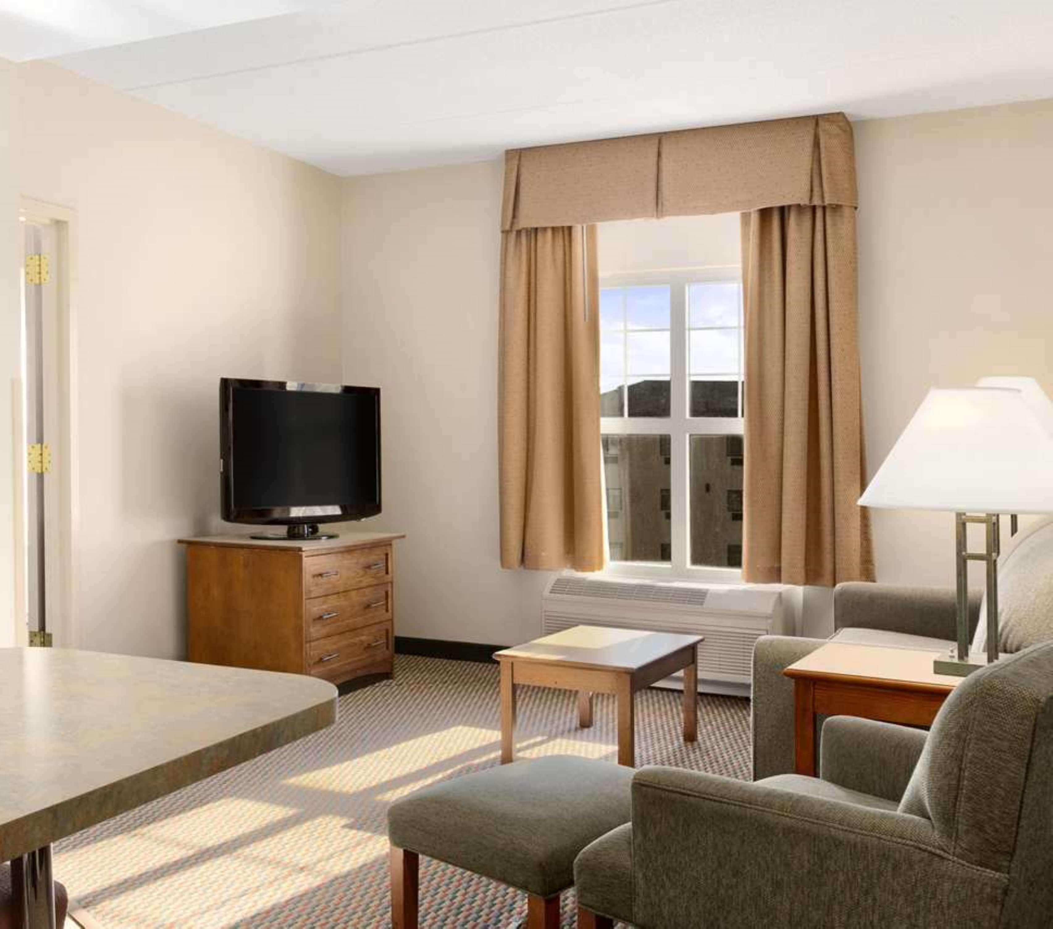 Hampton Inn & Suites Providence-Warwick Airport Экстерьер фото
